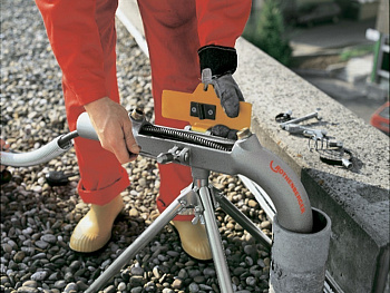 Устройство для принудительной подачи/извлечения спирали диаметром 22 и 32 мм